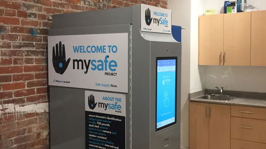 An atm machine in a room.